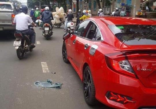 Thầy chùa đập bể kính ôtô người đi đường ảnh 2 Thay chua dap be kinh oto nguoi di duong anh 2