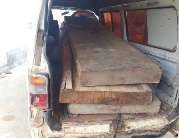 Chu tich xa bat go lau roi bieu cho lanh dao hinh anh