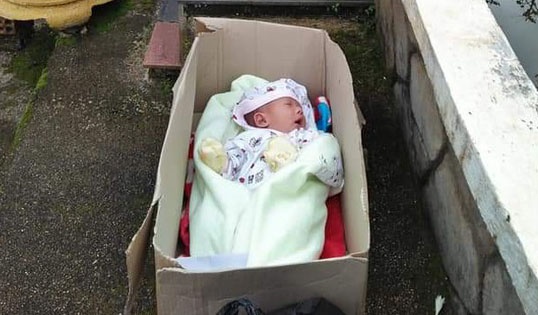 Be trai 2 thang tuoi bi bo roi trong thung giay hinh anh