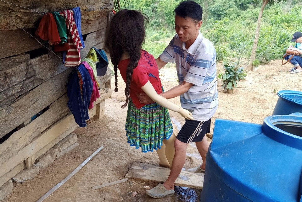 Bat khan cap nguoi dan ong cuong buc con rieng cua vo hinh anh
