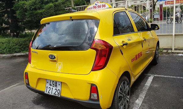 Nhóm côn đồ xông vào quán ăn chém người ảnh 1 Nhom con do xong vao quan an chem nguoi anh 1