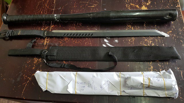 Nhóm côn đồ xông vào quán ăn chém người ảnh 2 Nhom con do xong vao quan an chem nguoi anh 2