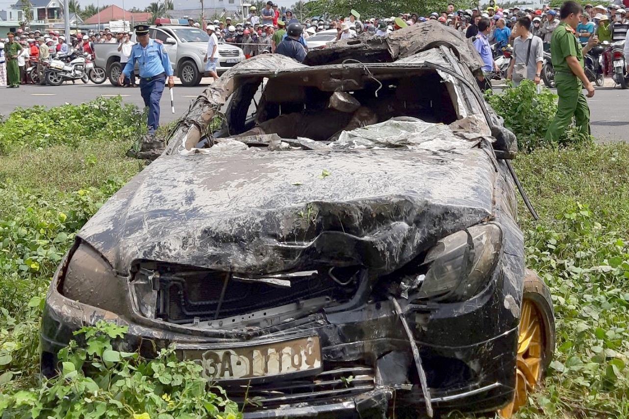 Danh tinh 3 nan nhan tu vong trong chiec Mercedes noi tren rach hinh anh