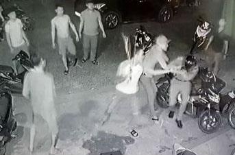 Hang loat vu khi trong nha nhom thanh nien chem 3 cong an hinh anh