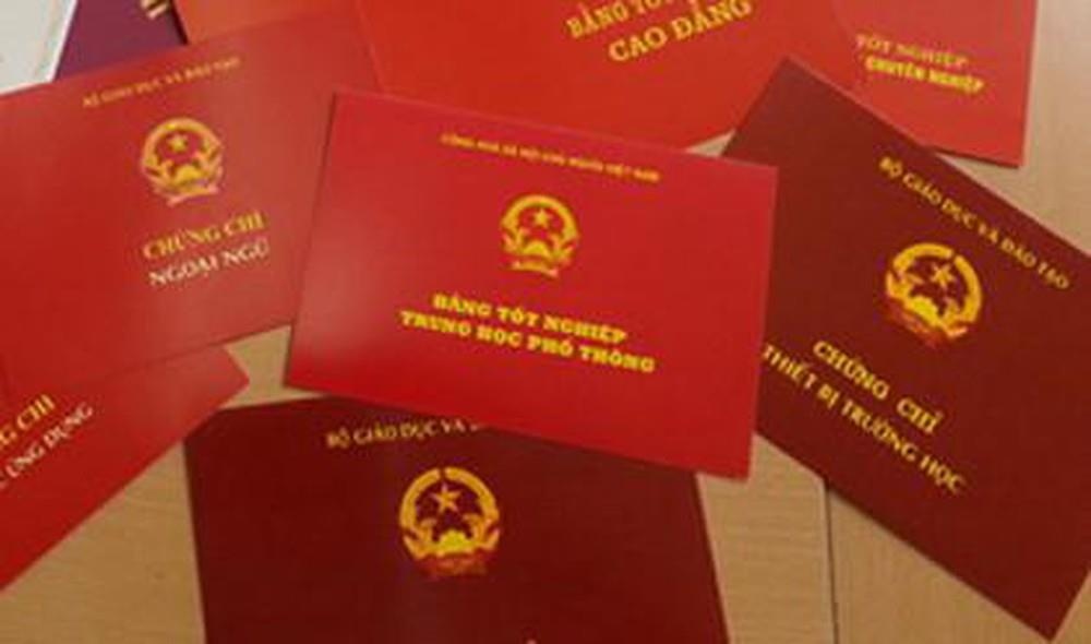 Nu truong phong o Tinh uy Dak Lak dung bang cap cua chi de thang tien hinh anh