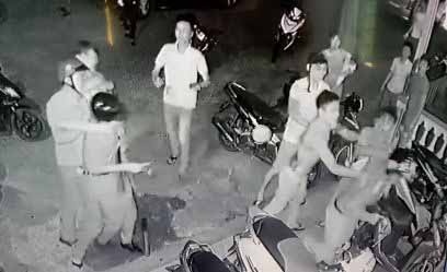 Hai ke cam dau nhom chem 3 cong an bi khoi to toi giet nguoi hinh anh