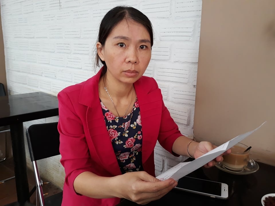 Nữ giáo viên quỳ gối trước UBND tỉnh ảnh 1 Nu giao vien quy goi truoc UBND tinh anh 1