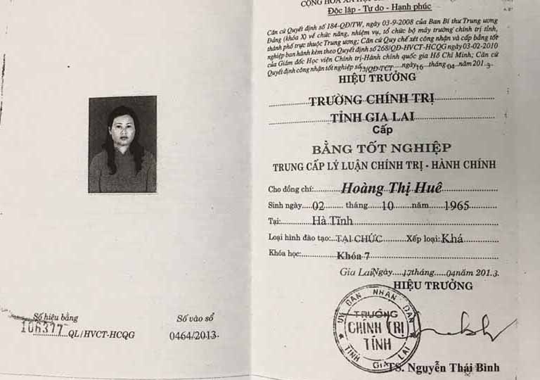 Nu hieu truong dung bang cap 3 gia hinh anh