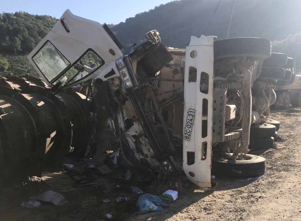 Xe cho da bi lat, 2 cong nhan thuy dien Dak Trua 2 thiet mang hinh anh