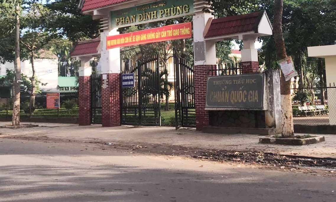 Trường thu tiền sai quy định ảnh 1 Truong thu tien sai quy dinh anh 1