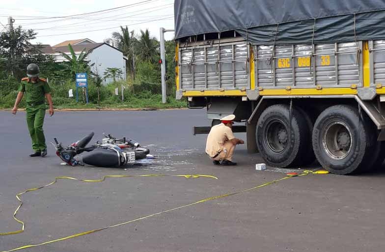 Hai hoc sinh gap nan anh 1