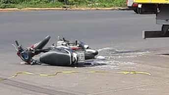 Nam sinh lop 11 tu vong sau va cham voi xe tai hinh anh