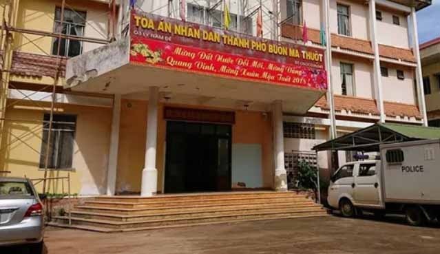 Nu kiem sat vien mang bau bi danh tai toa hinh anh