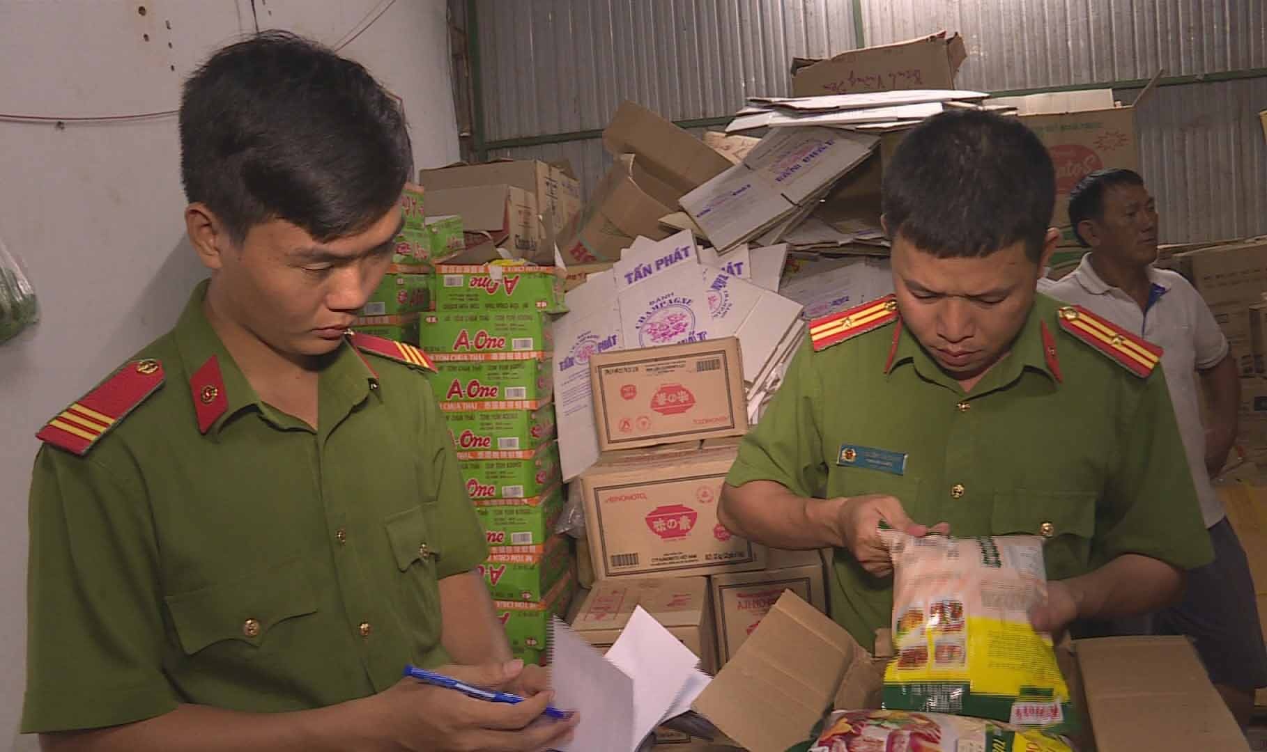 Khởi tố kẻ bán bột ngọt giả ảnh 1 Khoi to ke ban bot ngot gia anh 1