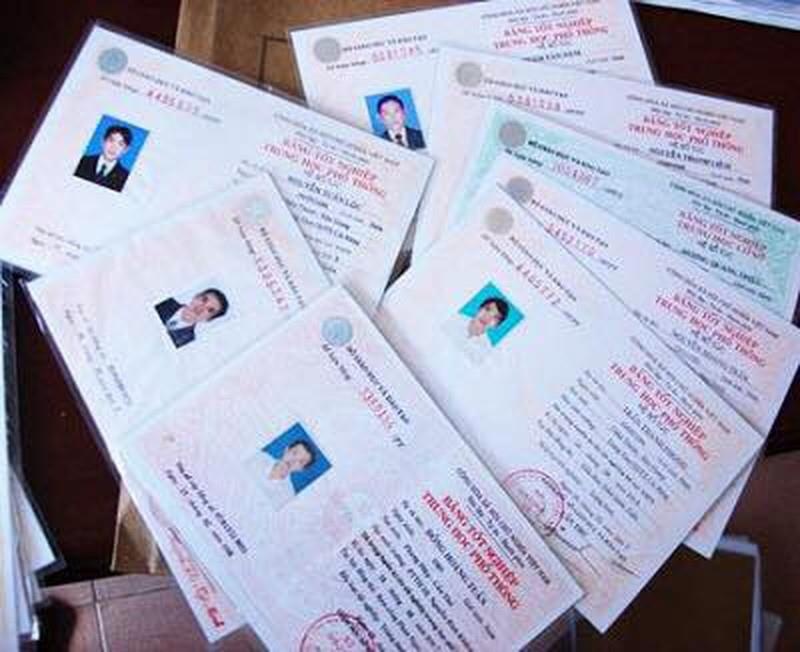 10 nhan vien cua So Y te Dak Lak dung bang gia hinh anh