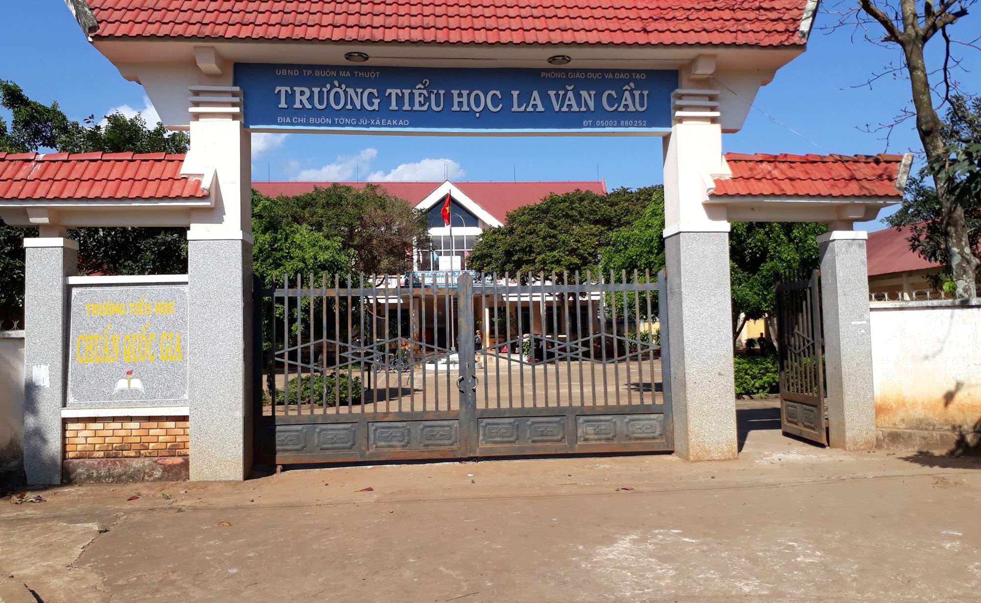 100 hoc sinh ngheo vuot kho bi truong thu hoc bong hinh anh