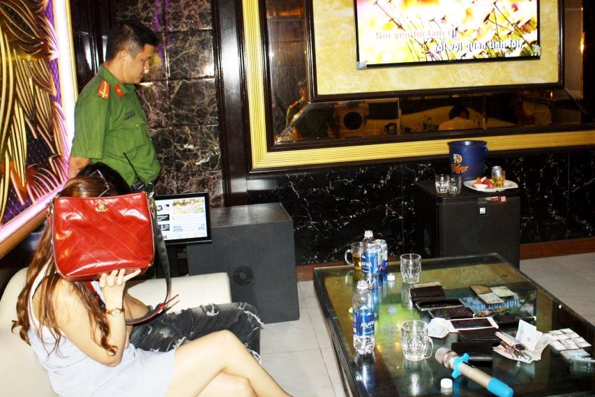 Cho khach mo tiec ma tuy, quan ly quan karaoke bi khoi to hinh anh