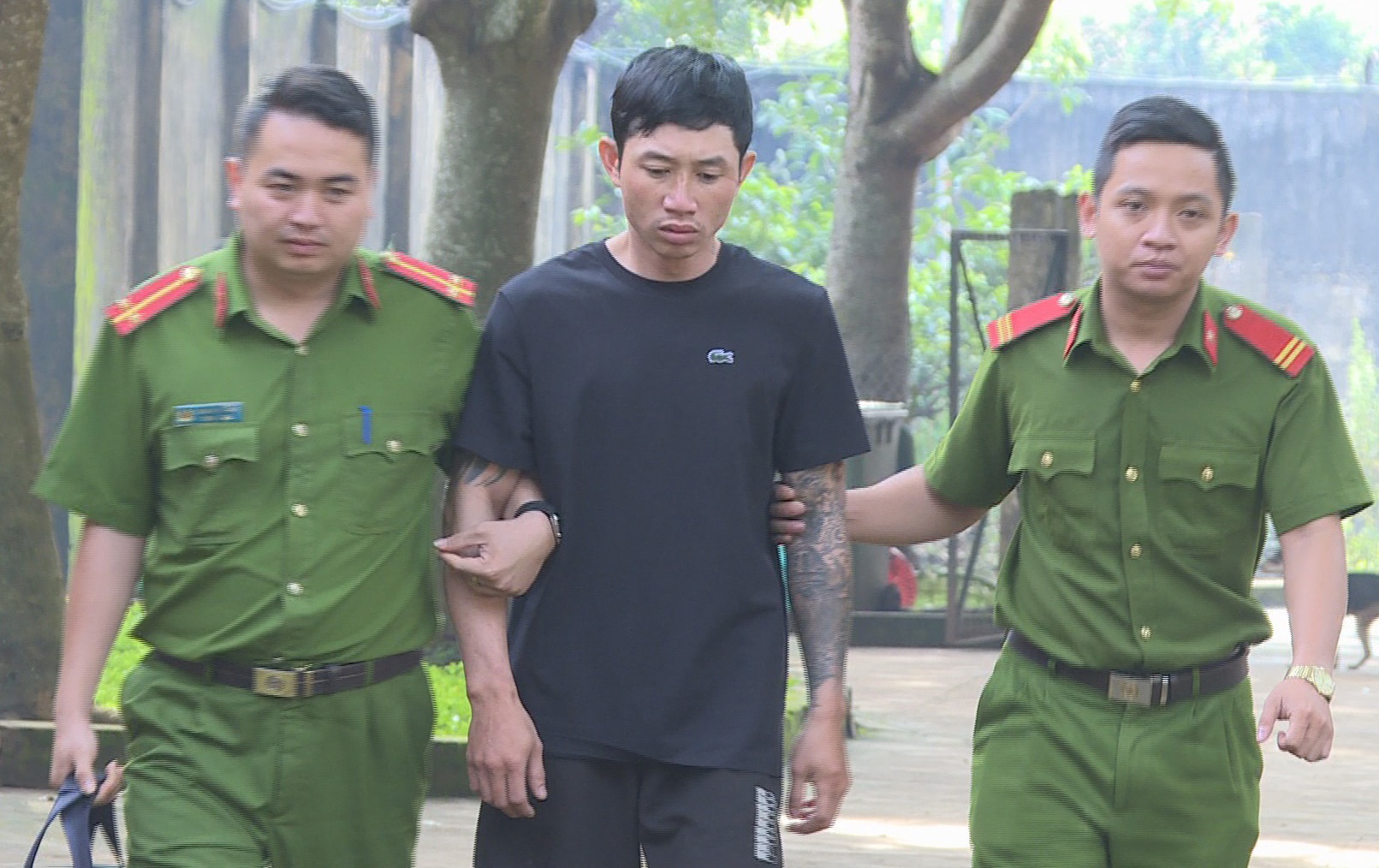 Thanh nien cuop iPhone roi nhan cho nan nhan chuoc hinh anh