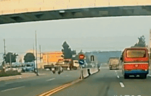 Xe ben lat ngang khi bi oto tai tong o nga tu hinh anh