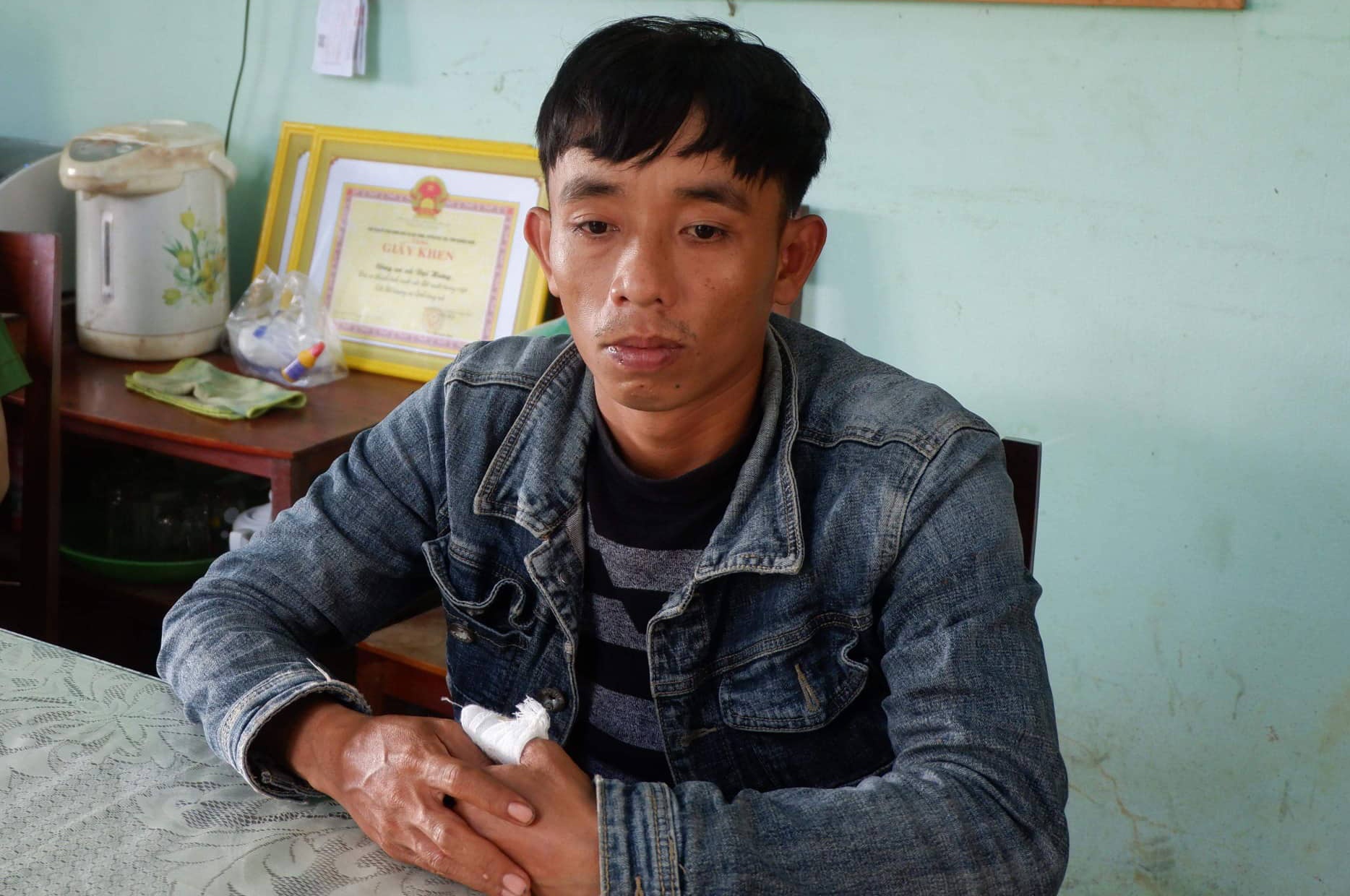 Khoi to thanh nien dam chet tinh dich hinh anh