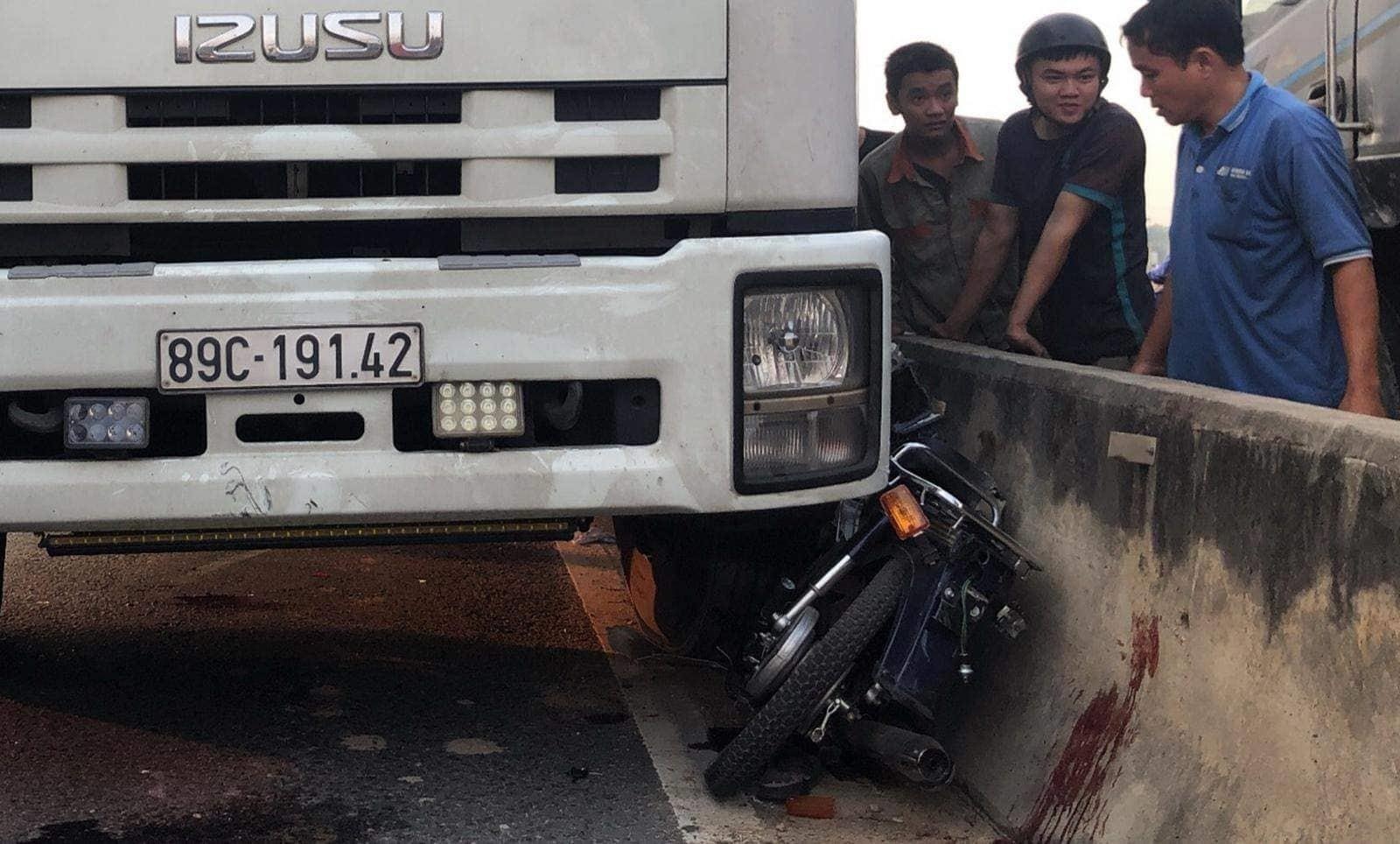 3 nu sinh bi thuong sau va cham voi xe tai hinh anh