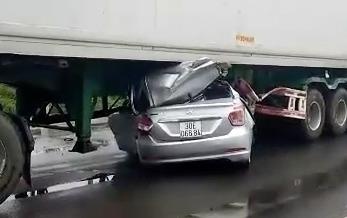 Oto con chui vao gam xe dau keo, 2 nguoi chet hinh anh