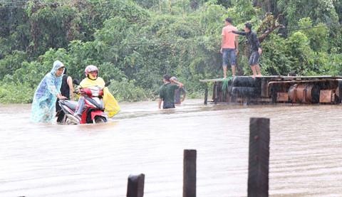 Hang tram nha dan ngap, nguy co vo ho chua 700.000 m3 nuoc hinh anh