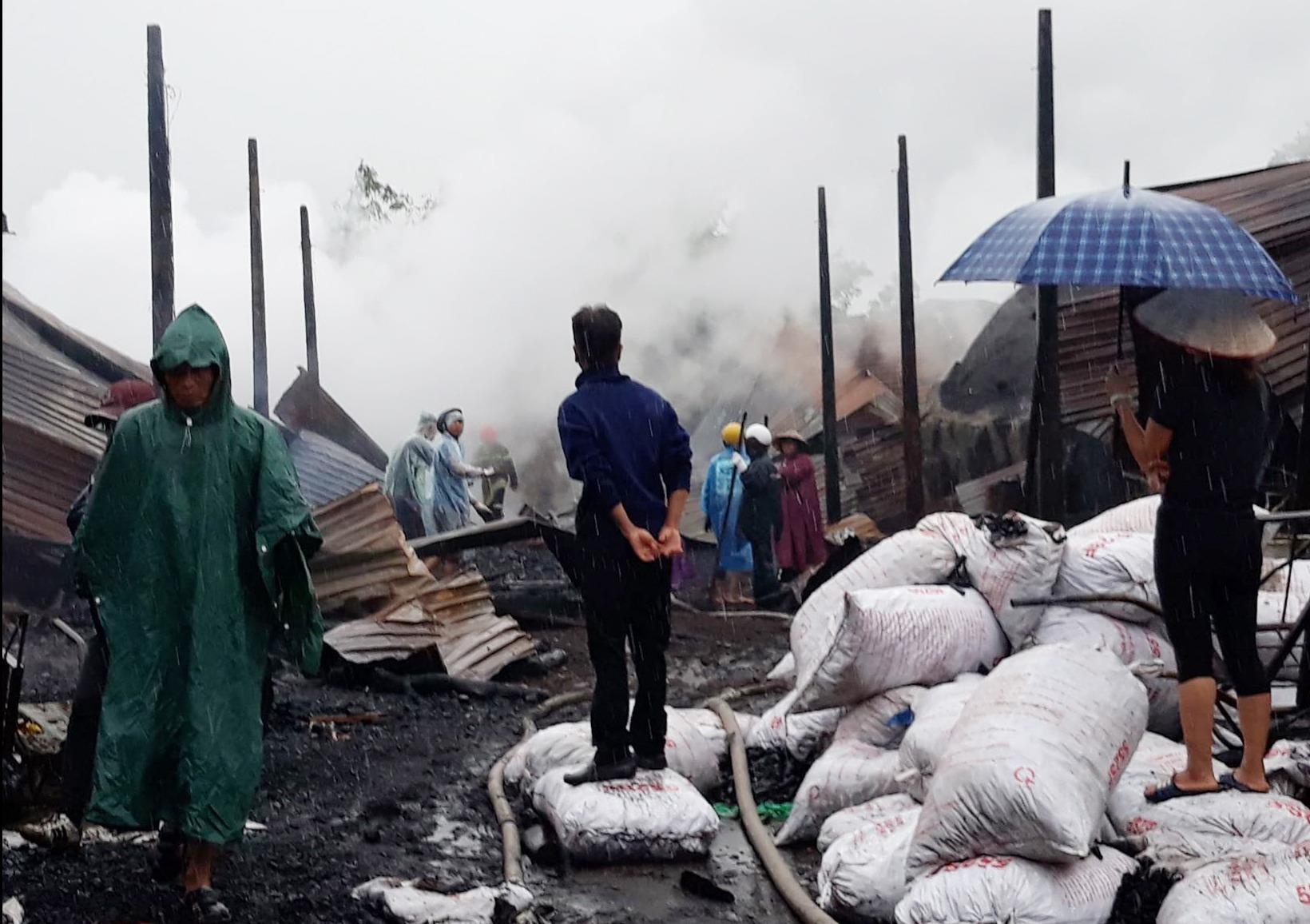 100 canh sat chua chay lo than khong phep o Buon Ma Thuot hinh anh