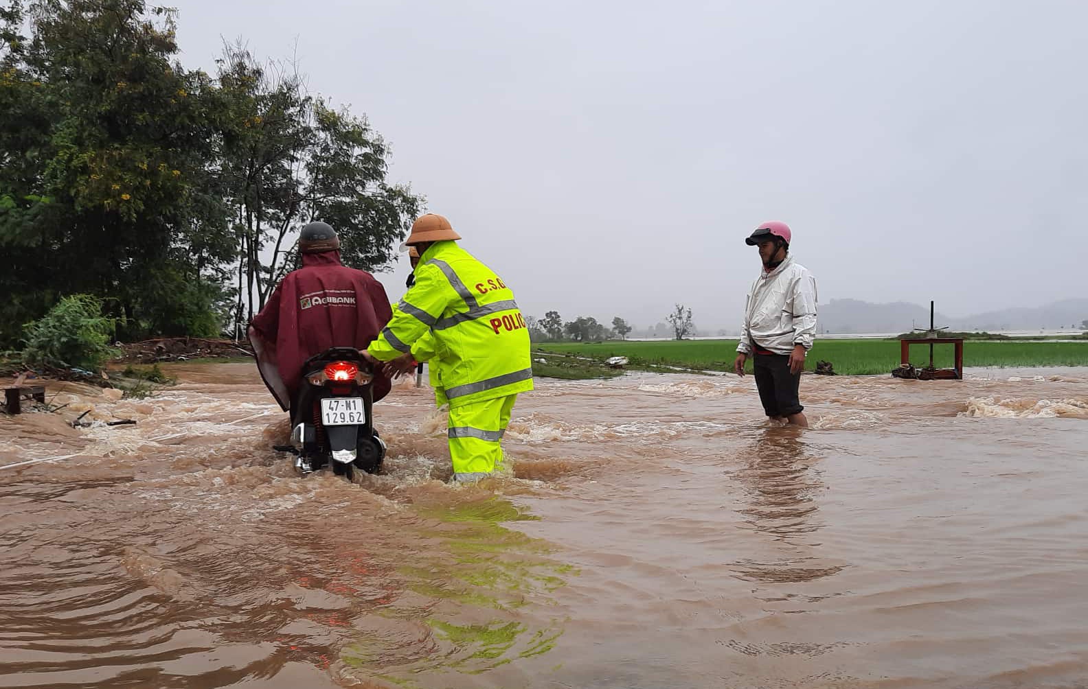 Hang tram ngoi nha bi ngap anh 10