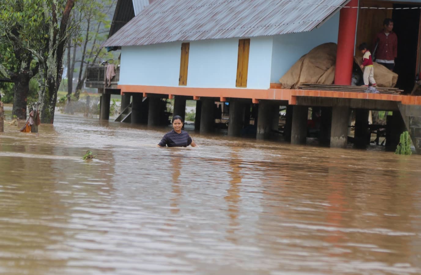 Hang tram ngoi nha bi ngap anh 3