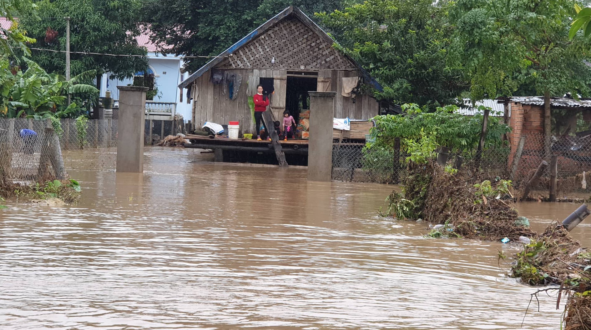 Hang tram ngoi nha bi ngap anh 4