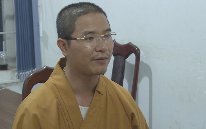 Thầy chùa đập bể kính ôtô ảnh 1 Thay chua dap be kinh oto anh 1