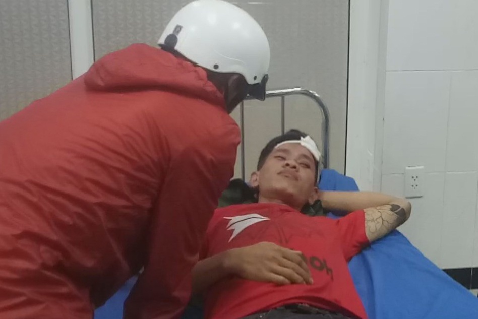 Thanh nien bi ban khi nhau tai nha hinh anh