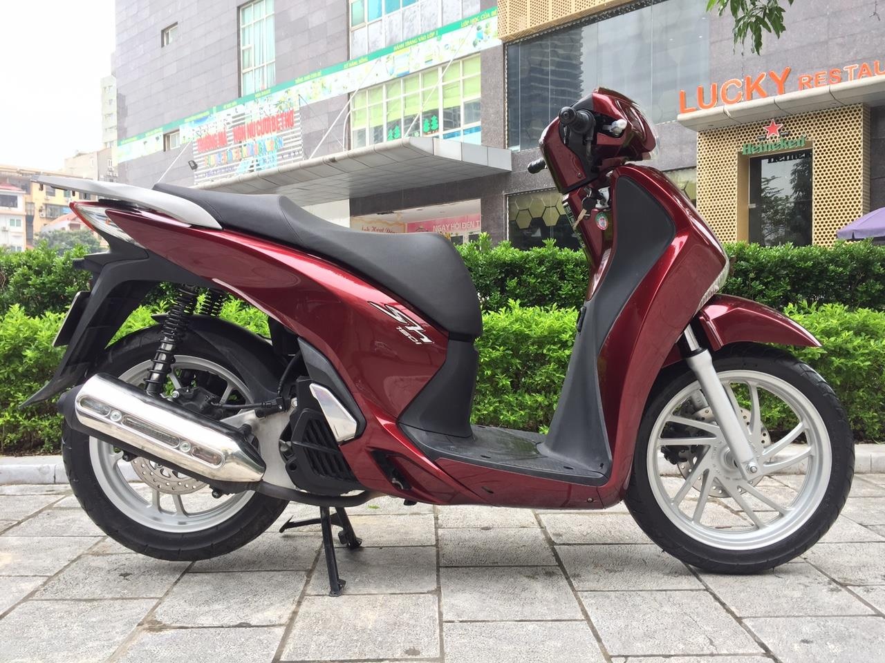 Nhieu nguoi dinh chieu lua trung thuong xe SH hinh anh