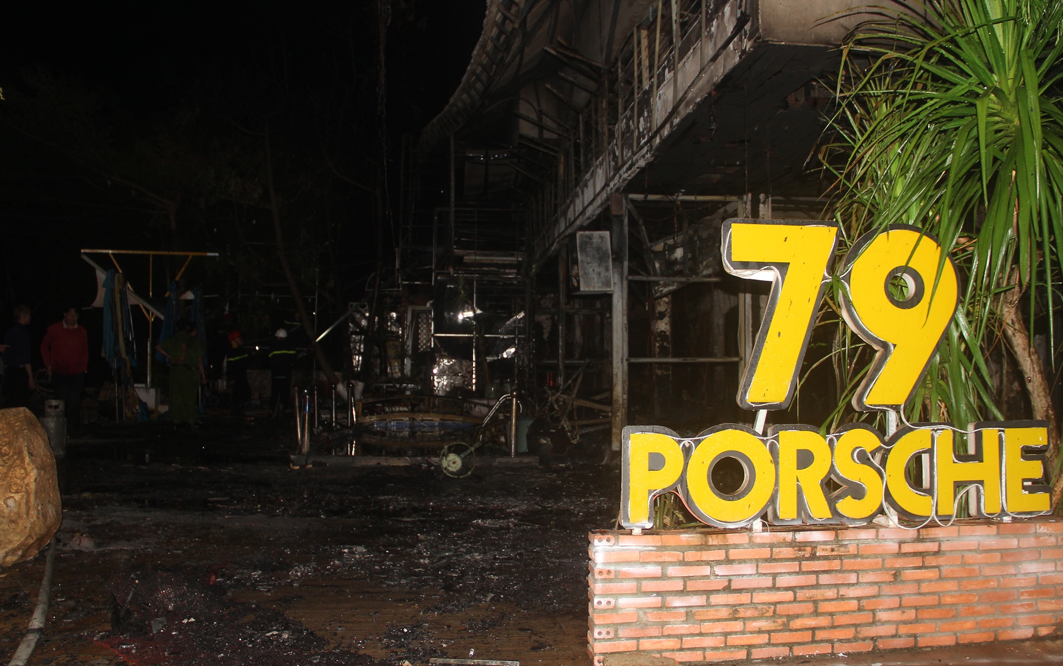 Chay quan bar  Porsche 79 anh 1