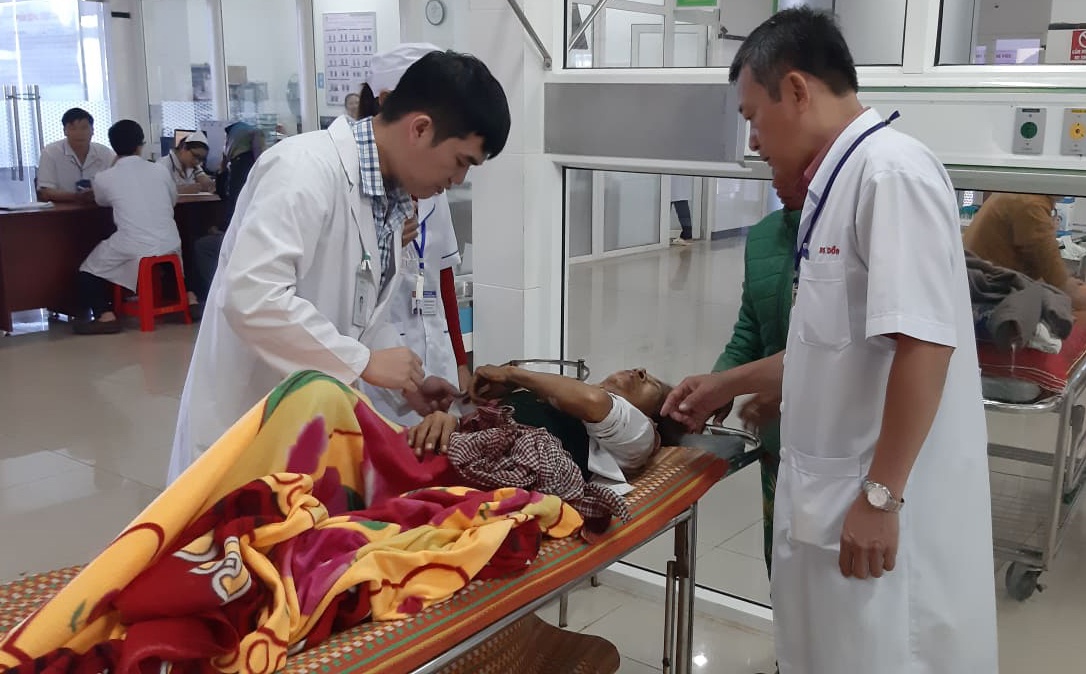 Ga trai ban vo va me roi tu tu hinh anh