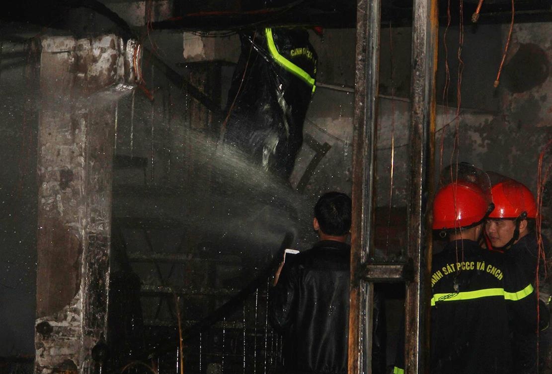 Hon 100 canh sat khong che dam chay quan bar giua dem hinh anh