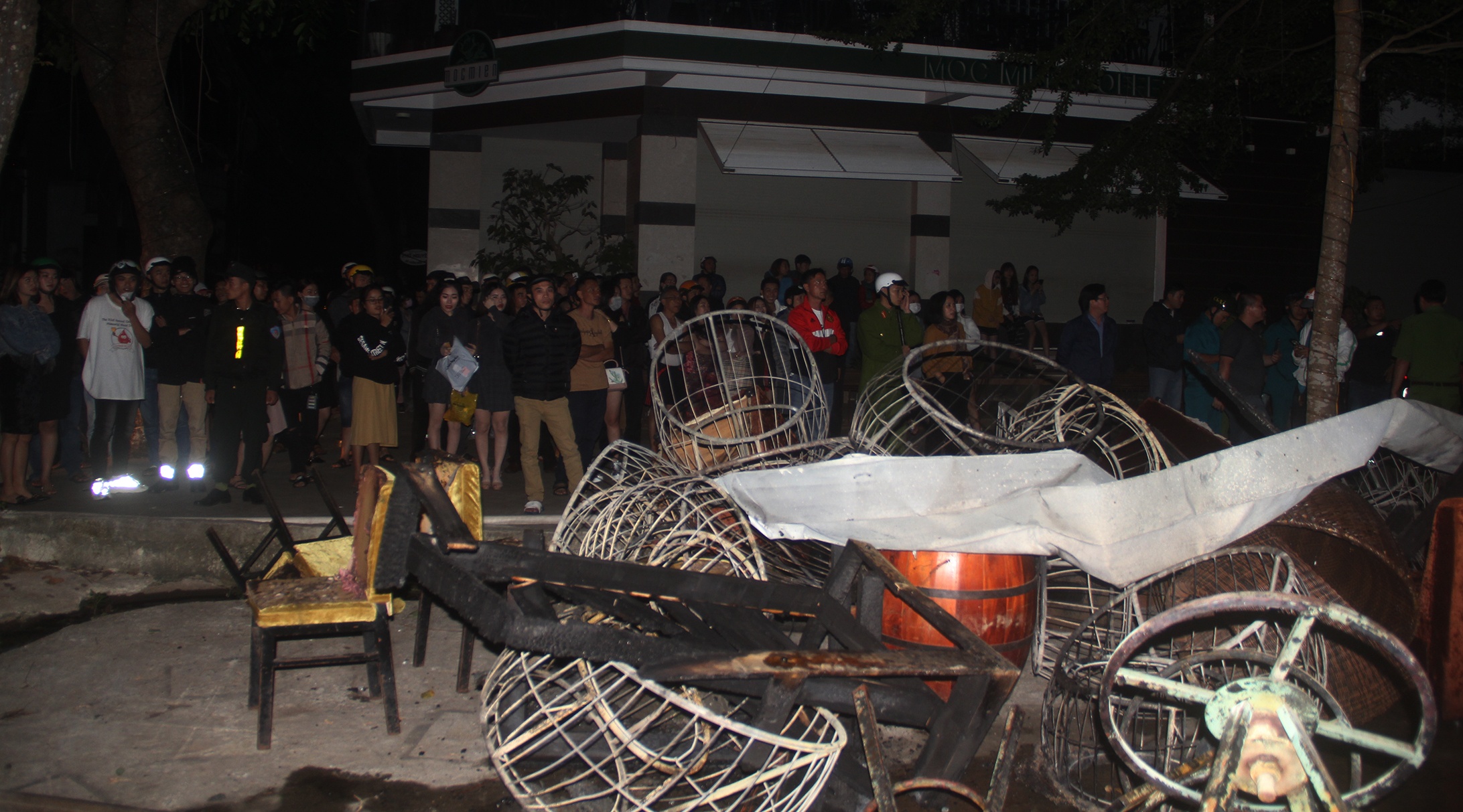 Quán bar cháy giữa đêm ảnh 8 Quan bar chay giua dem anh 8