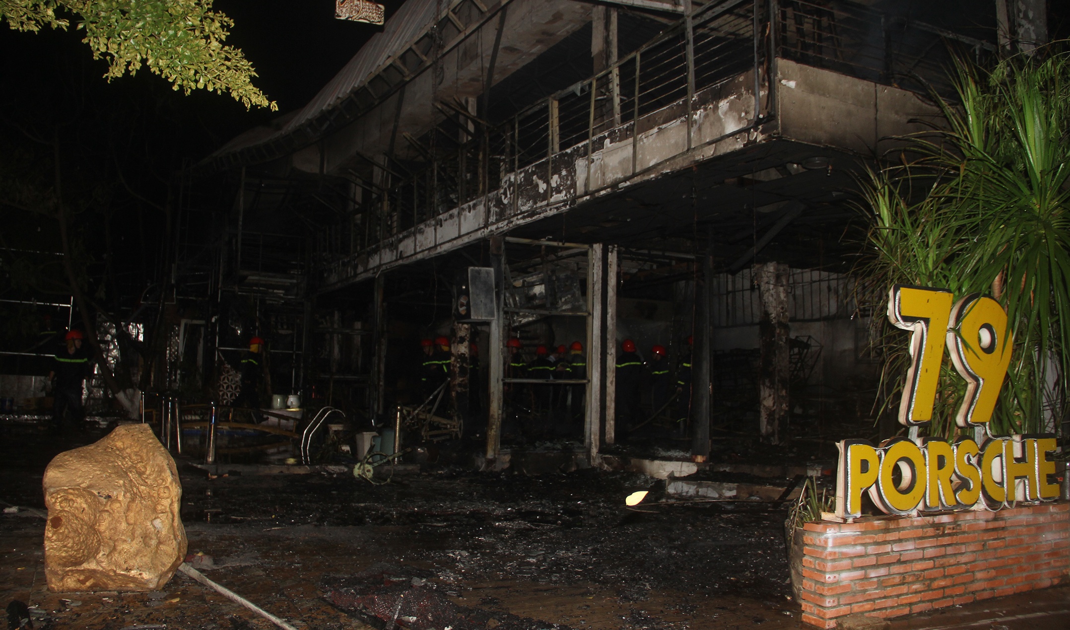 Quán bar cháy giữa đêm ảnh 1 Quan bar chay giua dem anh 1