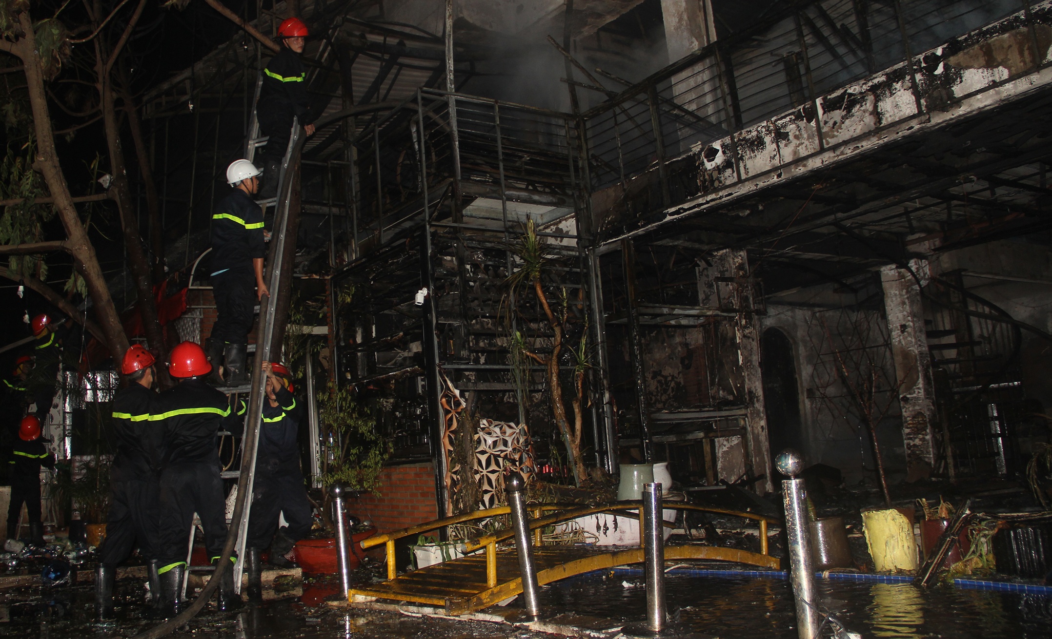 Quán bar cháy giữa đêm ảnh 2 Quan bar chay giua dem anh 2