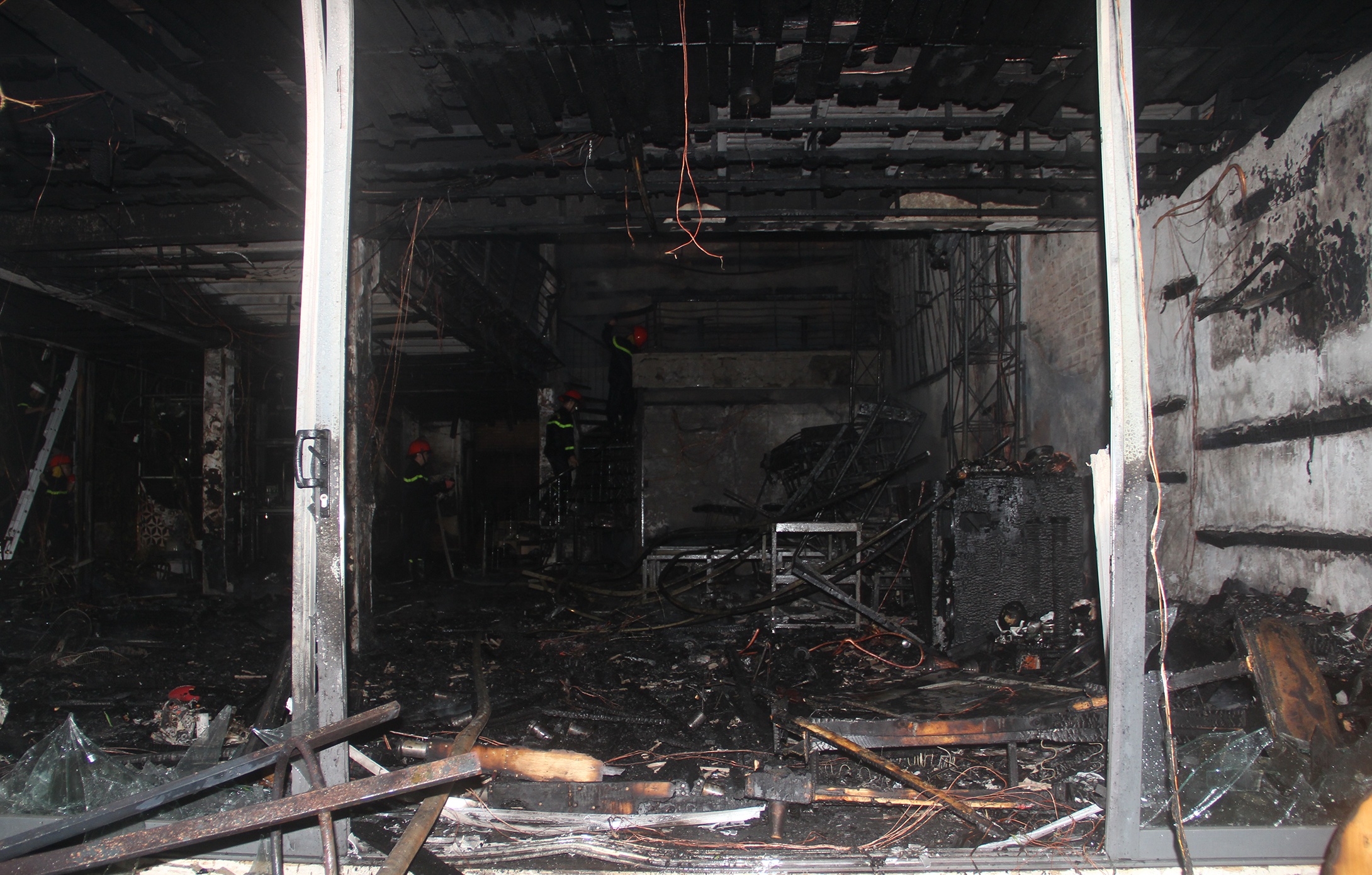 Quán bar cháy giữa đêm ảnh 4 Quan bar chay giua dem anh 4