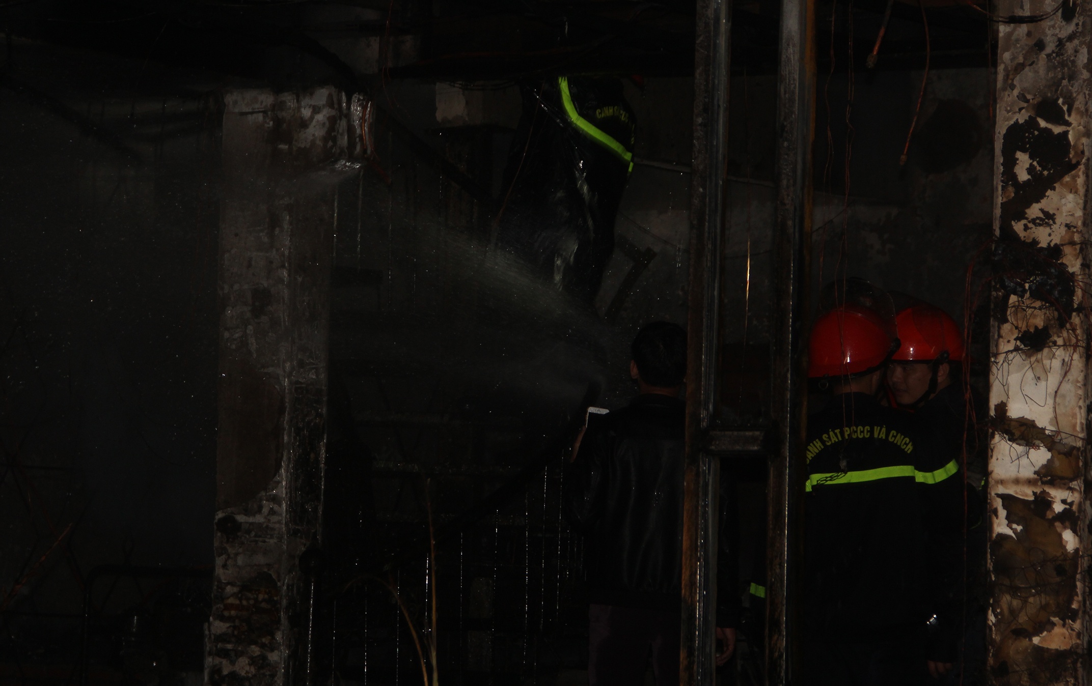 Quán bar cháy giữa đêm ảnh 5 Quan bar chay giua dem anh 5