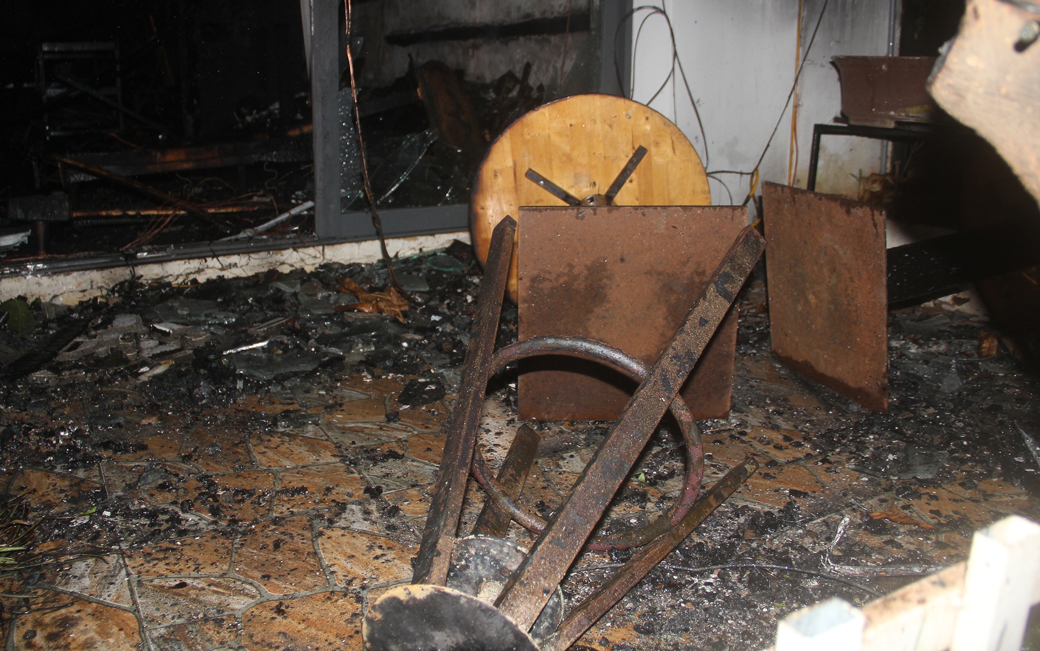 Quán bar cháy giữa đêm ảnh 6 Quan bar chay giua dem anh 6