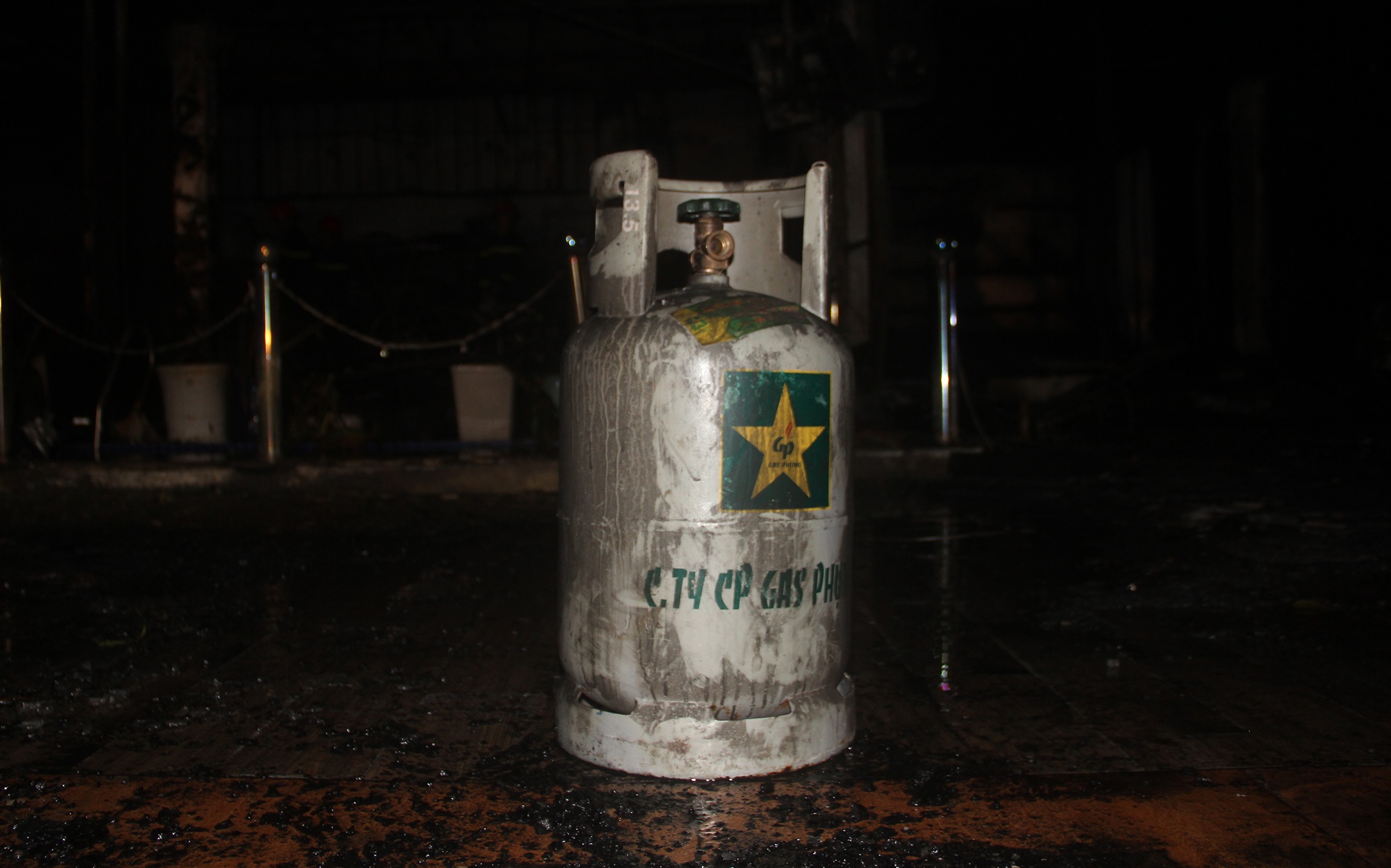 Quán bar cháy giữa đêm ảnh 7 Quan bar chay giua dem anh 7