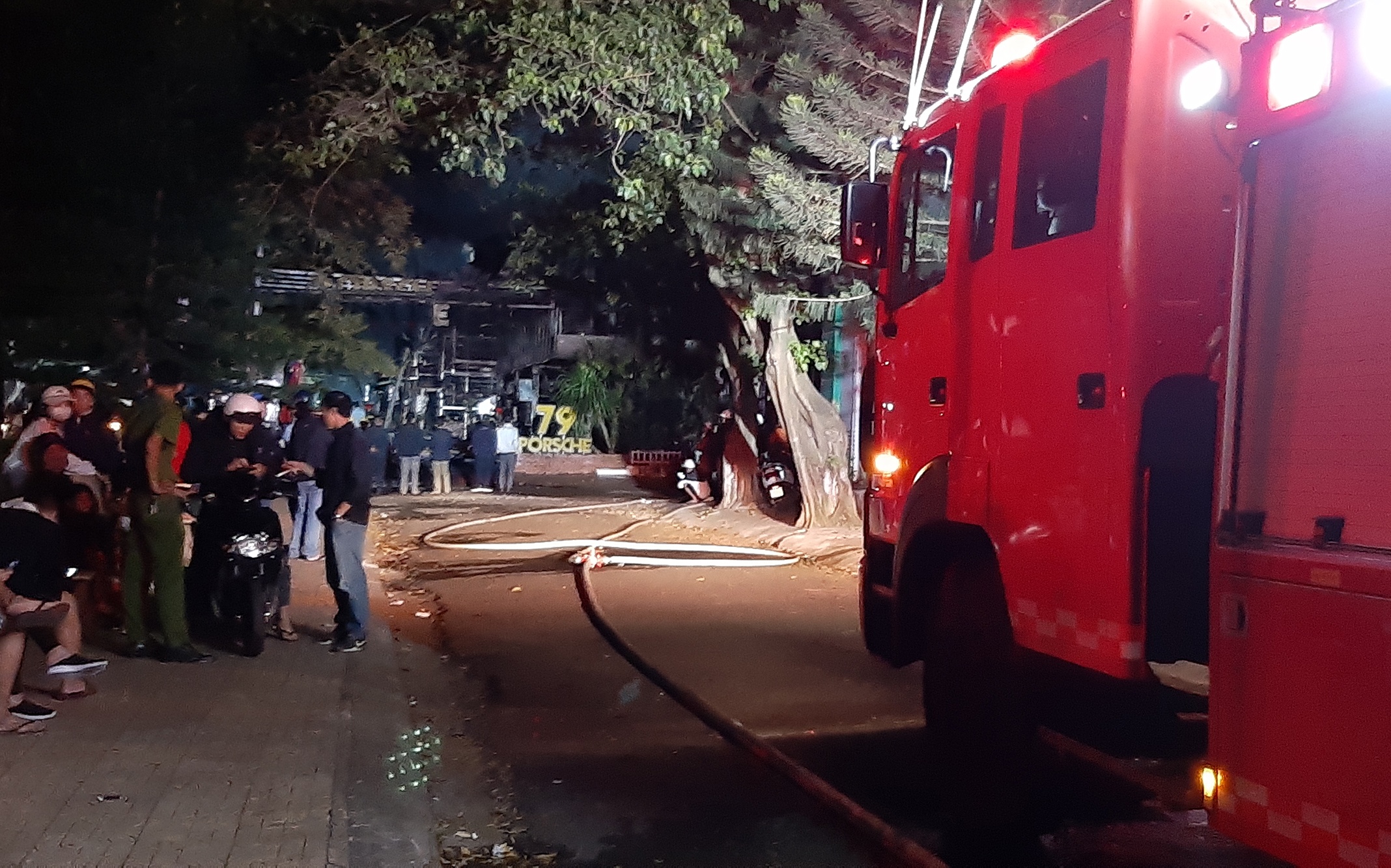 Quán bar cháy giữa đêm ảnh 9 Quan bar chay giua dem anh 9