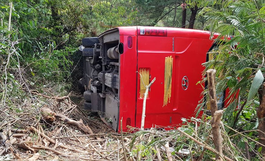 Oto lao xuong vuc, hon chuc khach thoat chet hinh anh