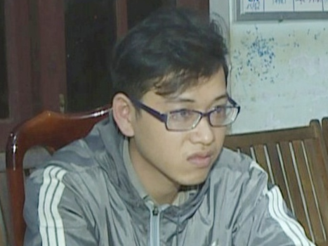 Khoi to thanh nien dam o nu sinh suot 2 gio trong nha ve sinh hinh anh