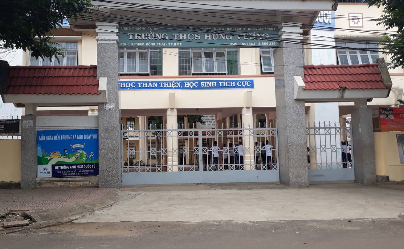 Phe binh hieu truong sau vu nu sinh bi dam o suot 2 gio hinh anh