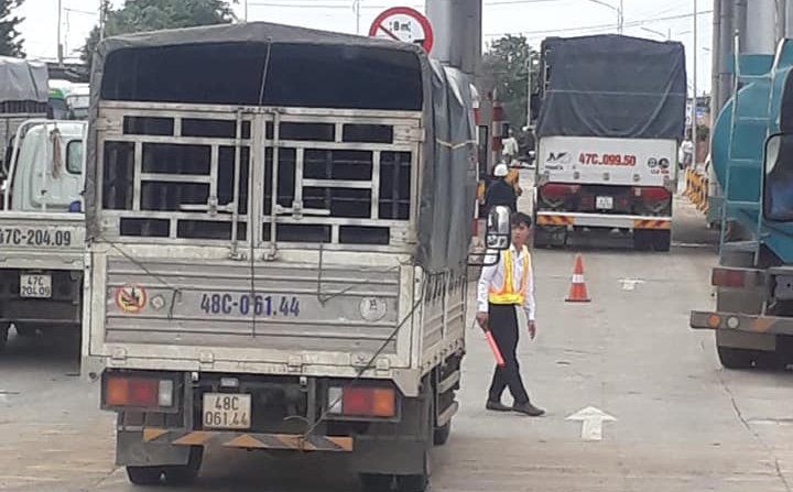2 tram BOT tren quoc lo 26 that thu ngay dau thu phi hinh anh