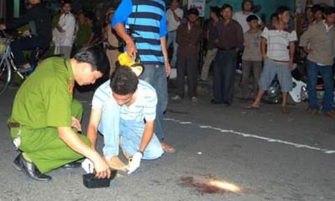 Thanh nien chay xem ben canh xe may be nat hinh anh